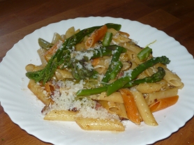 Pasta with asparagus, lardons, mozzerella and basil.